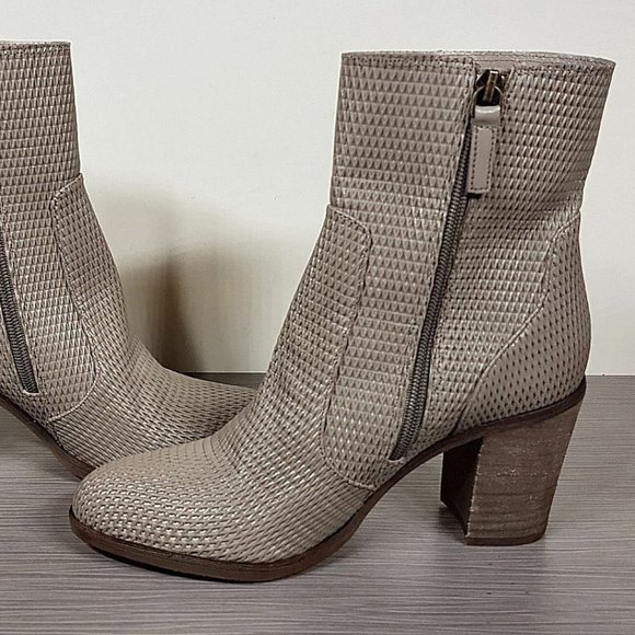Hinge Daphne Bootie, Light Grey Leather, Womens Size 8 & 9 - Picture 6 of 9